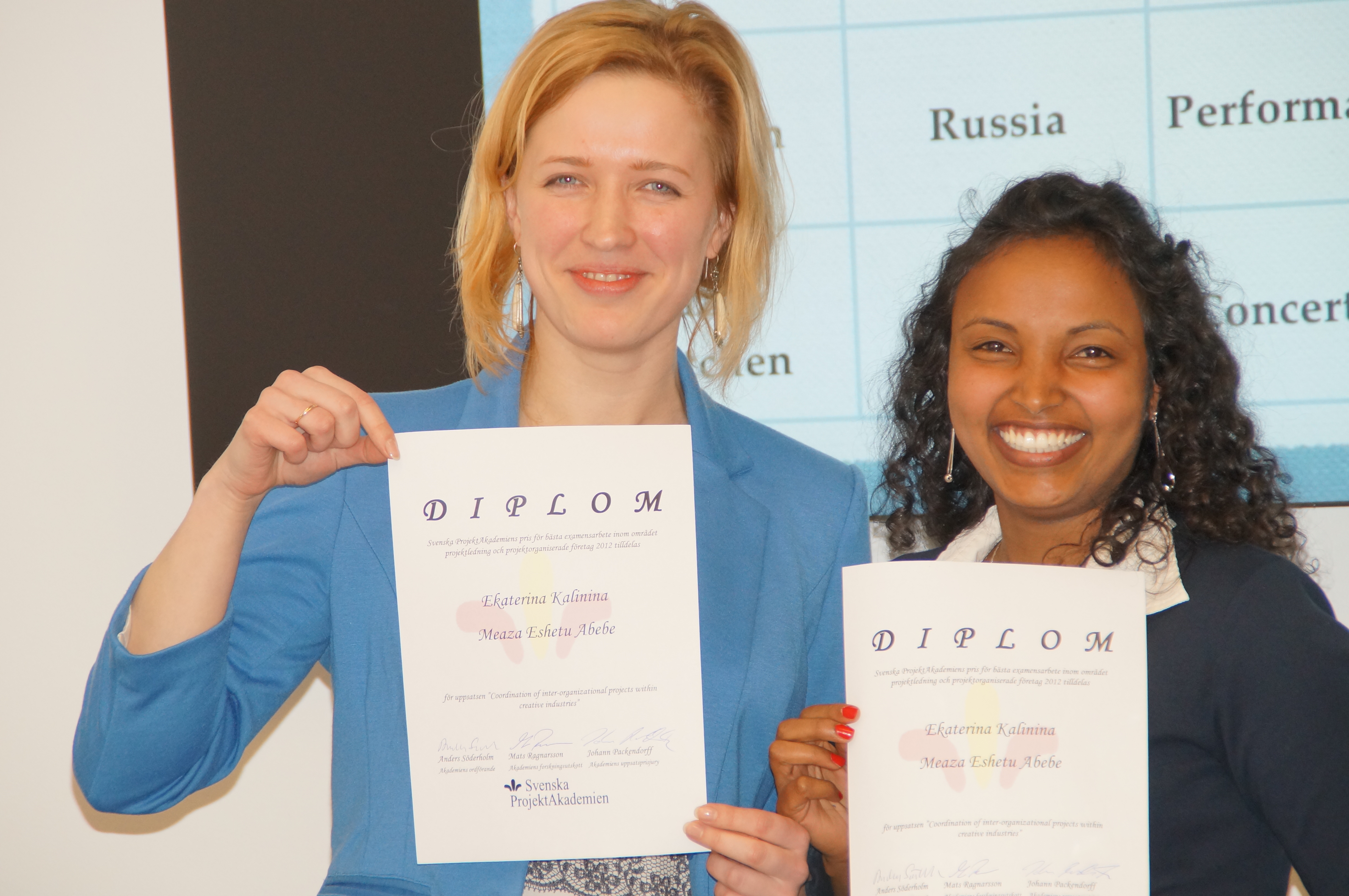 Ekaterina Kalinina och Meaza Eshetu Abebe tar emot ProjektAkademiens diplom